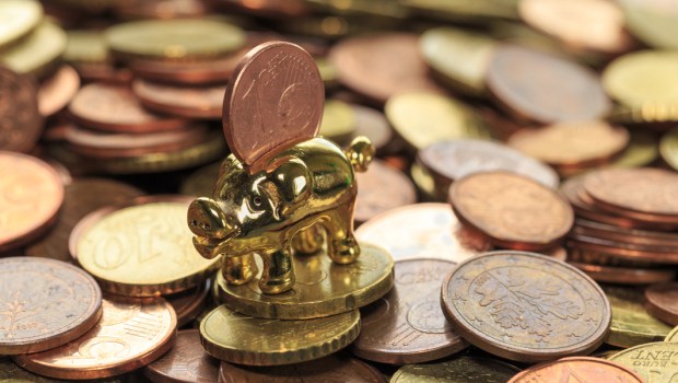 Un centime dans une mini tirelire