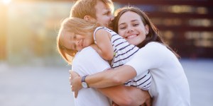 « Les enfants qui voient leurs parents se manifester de la tendresse ont de la chance ! »