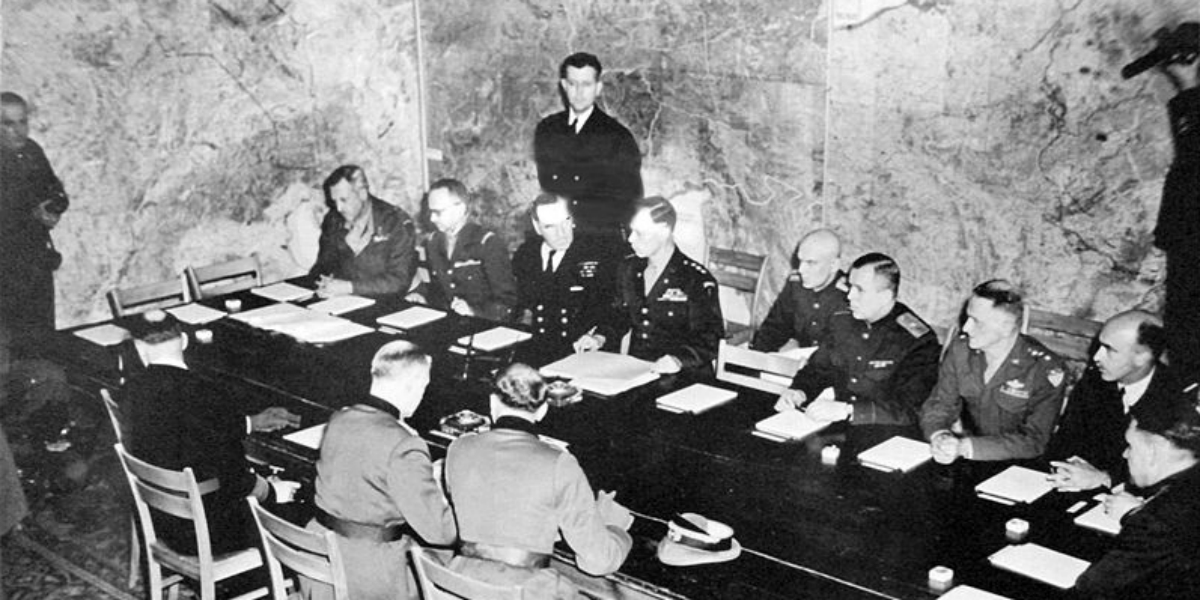Signature de la reddition le 7 mai 1945