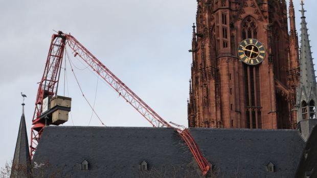 Une grue de chantier s'est effondrée sur le toit de la cathédrale de Francfort, en Allemagne.