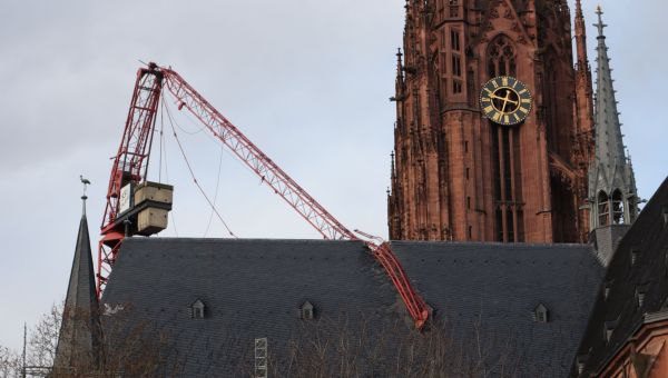 Une grue de chantier s'est effondrée sur le toit de la cathédrale de Francfort, en Allemagne.