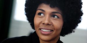 La chanteuse Ayo offre son timbre royal à Dieu