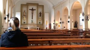 Jeune femme à l'église