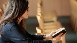jeune femme lisant la bible
