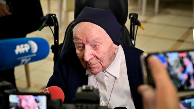 À 118 ans, sœur André devient doyenne de l’humanité  Sister-andree-france-gerard-julien-afp-p000_1ow70w