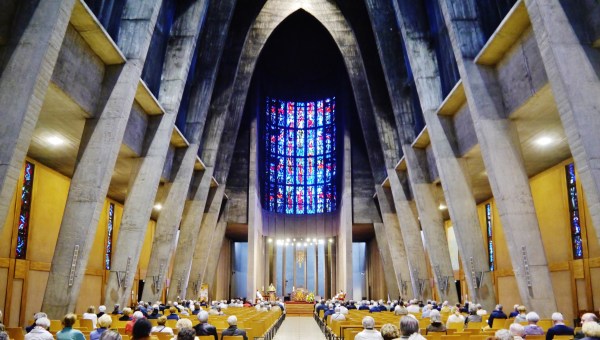 web2-metz_ste._thc3a9rc3a8se-de-lenfant-jc3a9sus_innen_langhaus.jpg