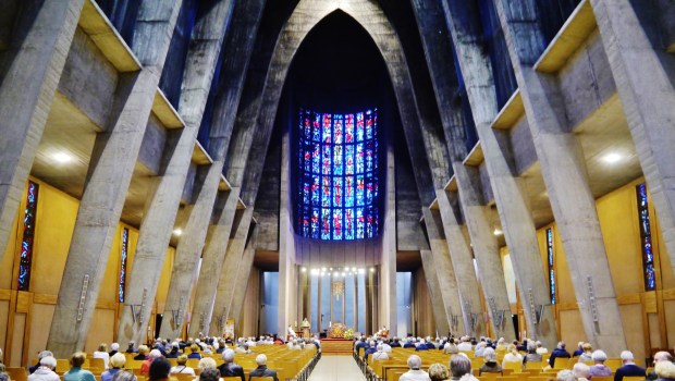 web2-metz_ste._thc3a9rc3a8se-de-lenfant-jc3a9sus_innen_langhaus.jpg