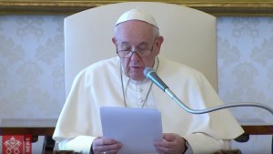 Exceptionnellement, le Pape a prononcé son audience générale depuis la bibliothèque du palais apostolique.