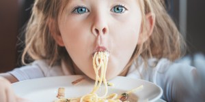 « Il ne mange que des pâtes !&nbsp;»&nbsp;: comment initier ses enfants à une alimentation saine&nbsp;?