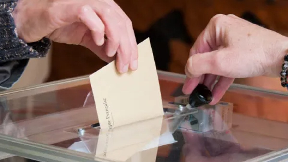 web3-vote-elections-france-hands-de-guillaume-destombes-i-shutterstock.jpg