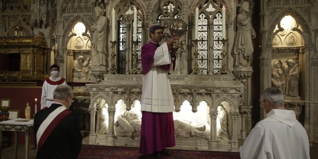 Mgr Pierre-Antoine Bozo brandit la relique du crâne de saint Martial