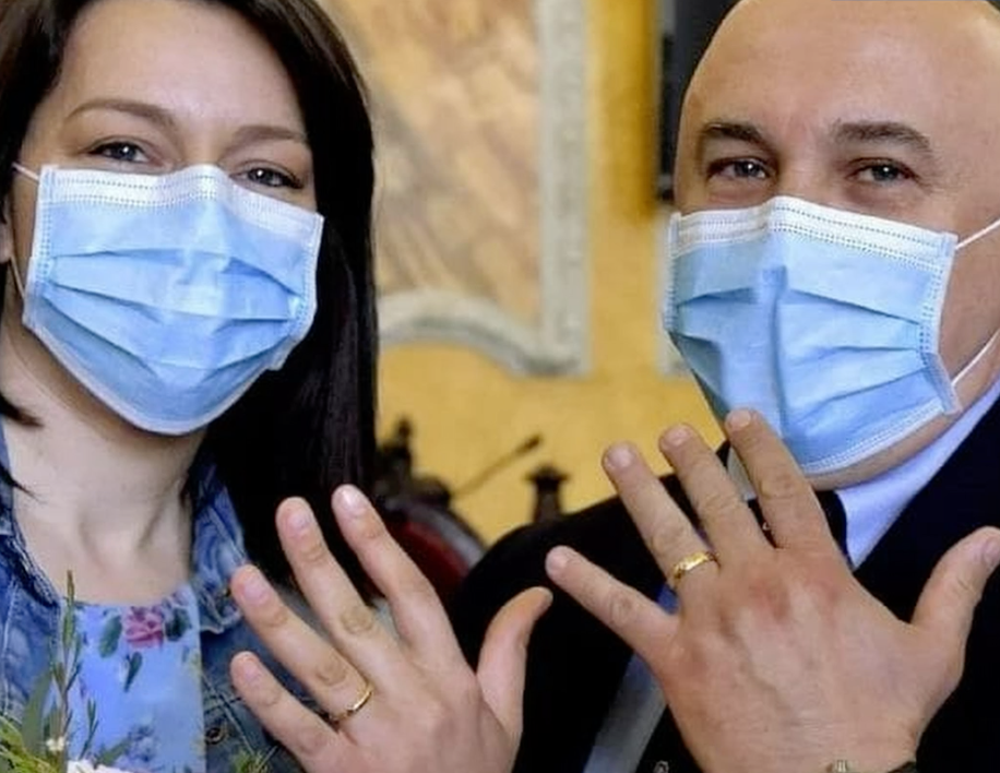Médecins tous les deux, Raul et Monica ont préféré un "mariage en temps de guerre", plutôt que de prendre le risque que l'un ou l'autre tombe malade.