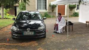 A Limoges, le curé de la paroisse saint Jean Paul II et son vicaire proposent des confession en mode "drive-in", sur un parking.