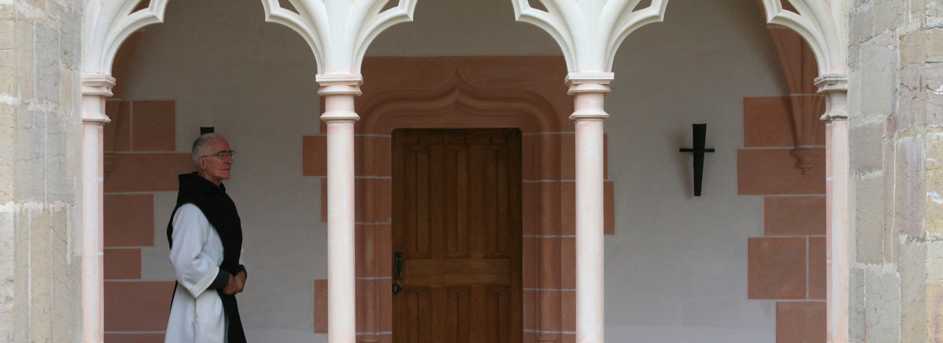 WEB2-MOINE-MONK-CLOITRE-GONDONG-fr367017b.jpg