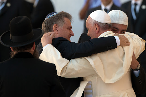 Pope Francis hugs two close friends Abraham Skorka and Omar Abboud – ar