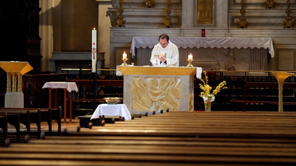 mass-france-covid-godong-fr114718a.jpg