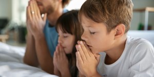 Mode d&#8217;emploi pour une première prière en famille réussie