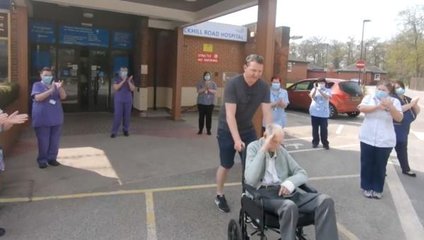 A 99 ans, ce vétéran anglais survit au coronavirus.