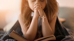 Petite fille en train de prier