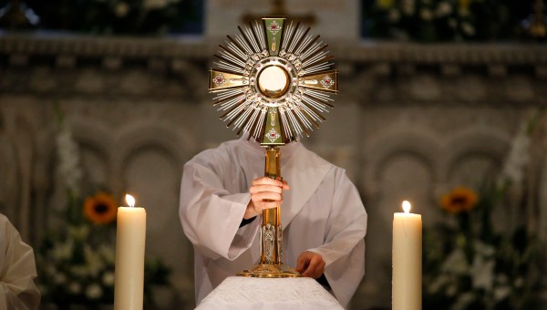 WEB2-eucharistic_adoration-GODONG-fr465275a.jpg