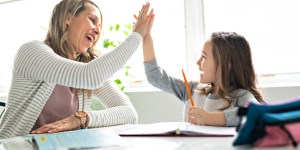 Comment encourager son enfant sans flatter son égo ?