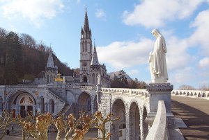 Le président de la République à Lourdes, sanctuaire politique