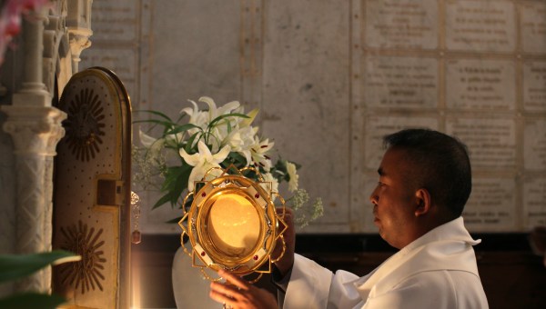 WEB2-SAINT-SACREMENT-HOLY-GODONG-FR465100A.jpg