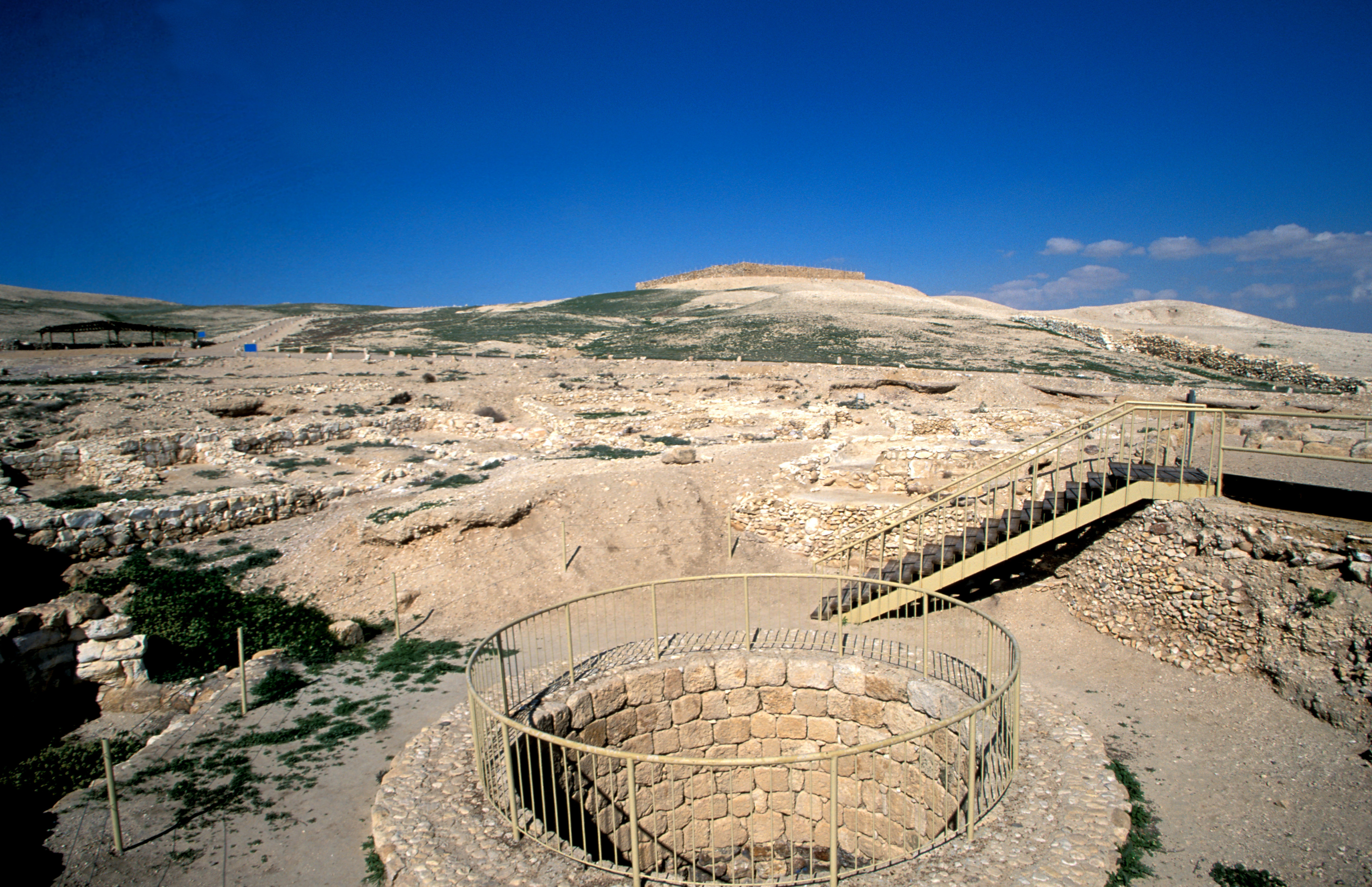 Israel_Tel_Arad._The_water_well_at_the_center_of_the_Canaanite_water_reservoir.jpg