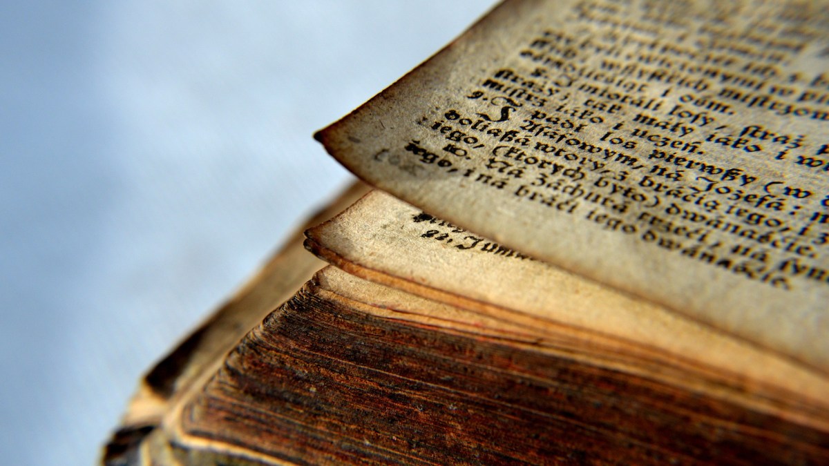 old-book-1157672_1920.jpg