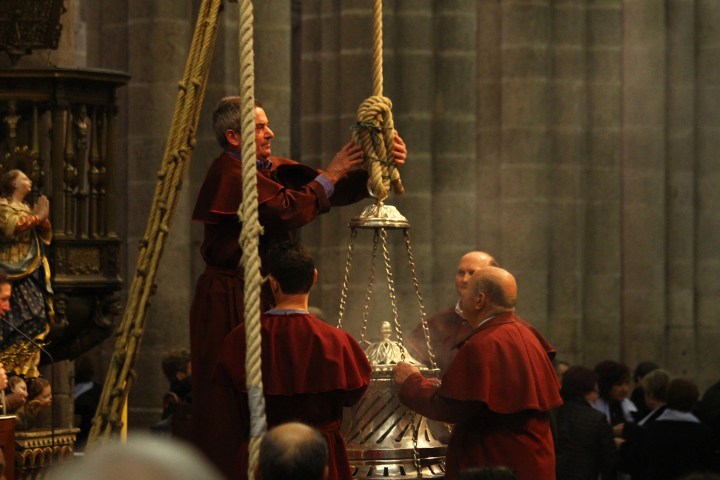 web-botafumeiro-santiago-de-compostela-galicia-incense-2-elentir-cc.jpg