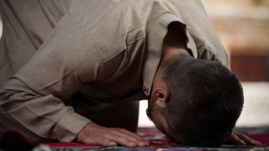 web-islam-man-praying-muslim-jasminko-ibrakovic-shutterstock_201707441.jpg