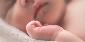 Les lourds secrets qui se cachent derrière le bébé-médicament