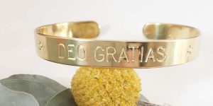 Neuf bracelets canons pour témoigner de sa foi à la force du poignet