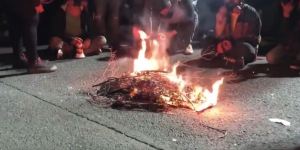 États-Unis : une vidéo de manifestants brûlant une Bible provoque l’indignation