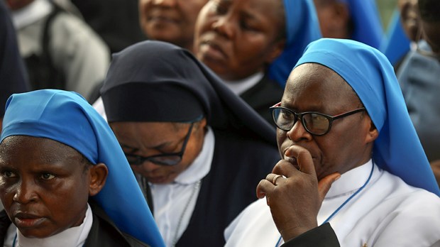 Nigeria : quatre religieuses enlevées par des hommes armés Web3-nigeria-unrest-cathlic-nuns-pray-afp-000_1PI0RL