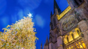 CHRISTMAS-TREE-BORDEAUX-FRANCE-CATHEDRAL-shutterstock_1248969124.jpg