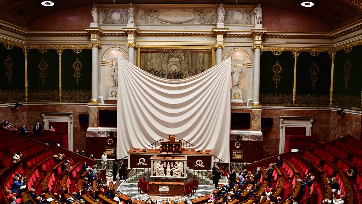 Lécole-dAthènes-inauguration-Ass-nationale.jpg