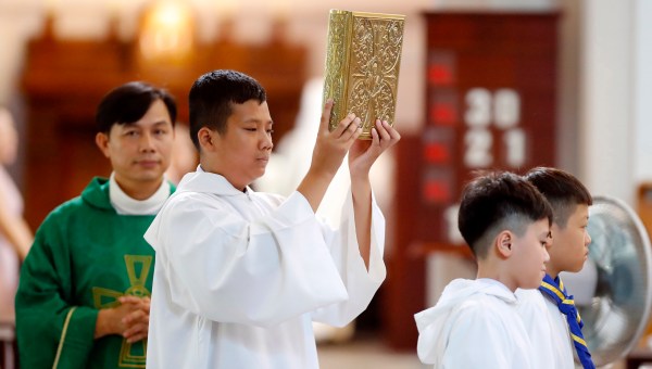 WEB2-VIETNAM-PRIEST-GODONG-VN105201A.jpg