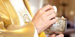 CONSIGNES PASTORALES RE CONFINEMENT: communion eucharistique et confessions possibles  WEB3-COMMUNION-EUCHARIST-CHURCH-PRIEST-Shutterstock_1408461053