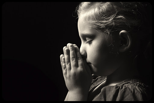 Praying child © itsmejust / Shutterstock – es