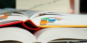 Pourquoi est-il nécessaire de jeter un œil sur les manuels scolaires de son enfant ?