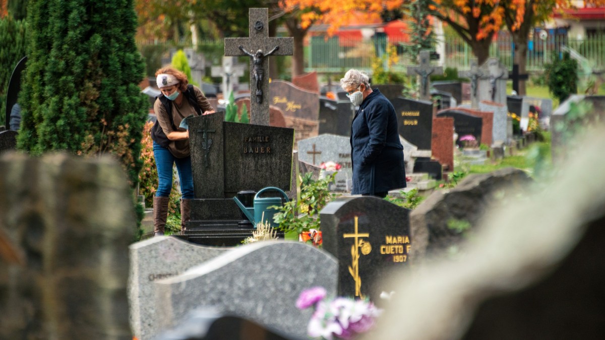 CEMETERY-FRANCE-COVID-.jpg