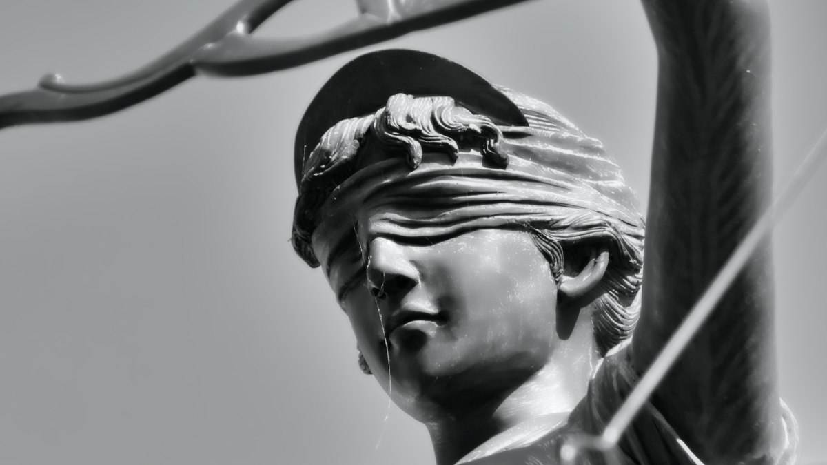 statue de femme les yeux bandés