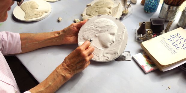 Creation-du-modele-de-medaille-Sainte-Jeanne-dArc.jpg