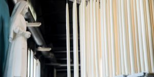 Dans les coulisses de la fabrication des cierges de Lourdes