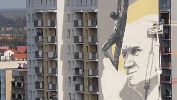WEB2-STREET ART-JEAN PAUL II-TWITTER
