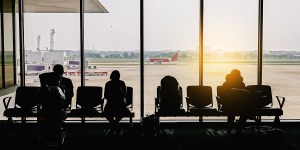 Ils s&rsquo;ennuient à l&rsquo;aéroport et se lancent dans des chants de louange