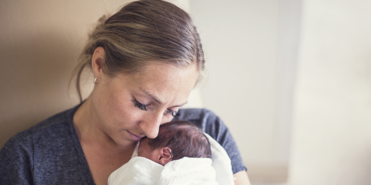 WEB3-Giovane-madre-che-tiene-il-suo-prematuro-neonato-che-viene-curato-in-ospedale-Shutterstock_713505415.jpg