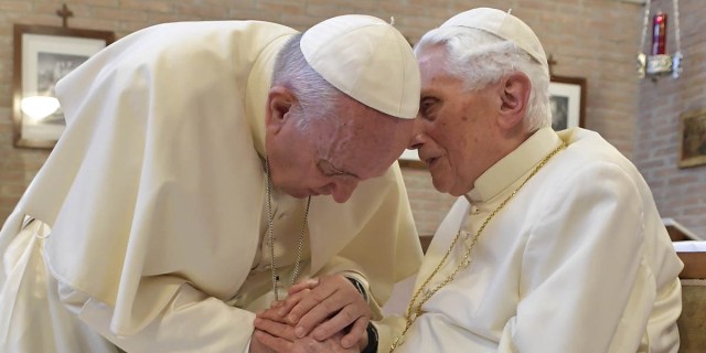 Au Vatican.... - Page 3 WEB3-POPE-FRANICS-BENEDICT-XVI-000_16Z81G-VATICAN-MEDIA-AFP
