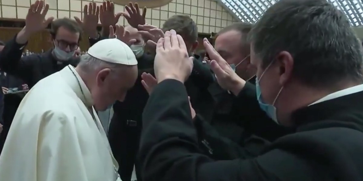 le pape François rencontre des nouveaux prêtres